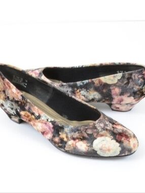 Velvet Hush Puppies Soft Styles Angel II Floral Low Heel Women's Size 12 Pump
